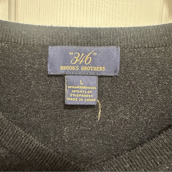 Brooks Brothers 346 Merino Wool V-Neck Sweater Men’s Size Large - Picture 4 of 4